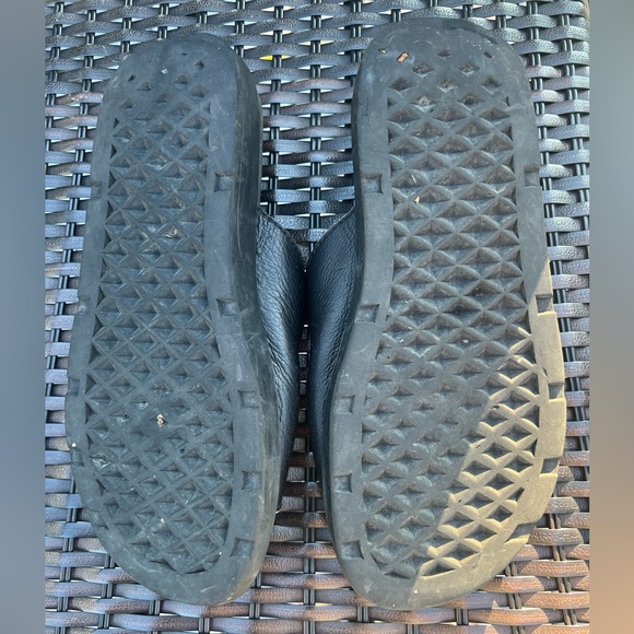 Aerosoles black leather sandal with toe ring. Size not on shoe but I wear a 7. - Picture 3 of 3